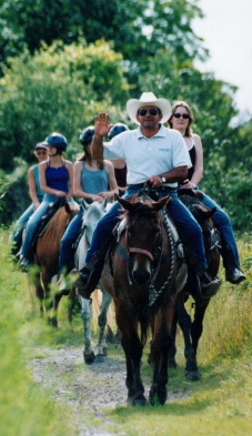 Horse_Riding_on_the_Trail